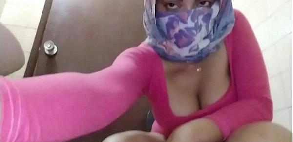  Real Hijabi Muslim Mom Trying To Stay Quiet And Masturbate Behind Husbands Back To Orgasm Squirt